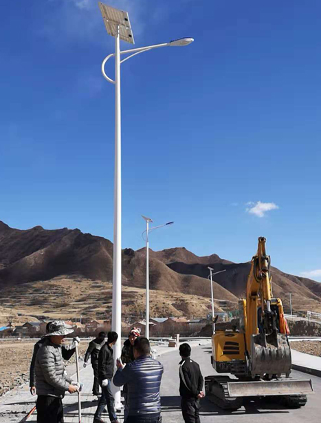 甘南碌曲10米大通太阳能路灯项目